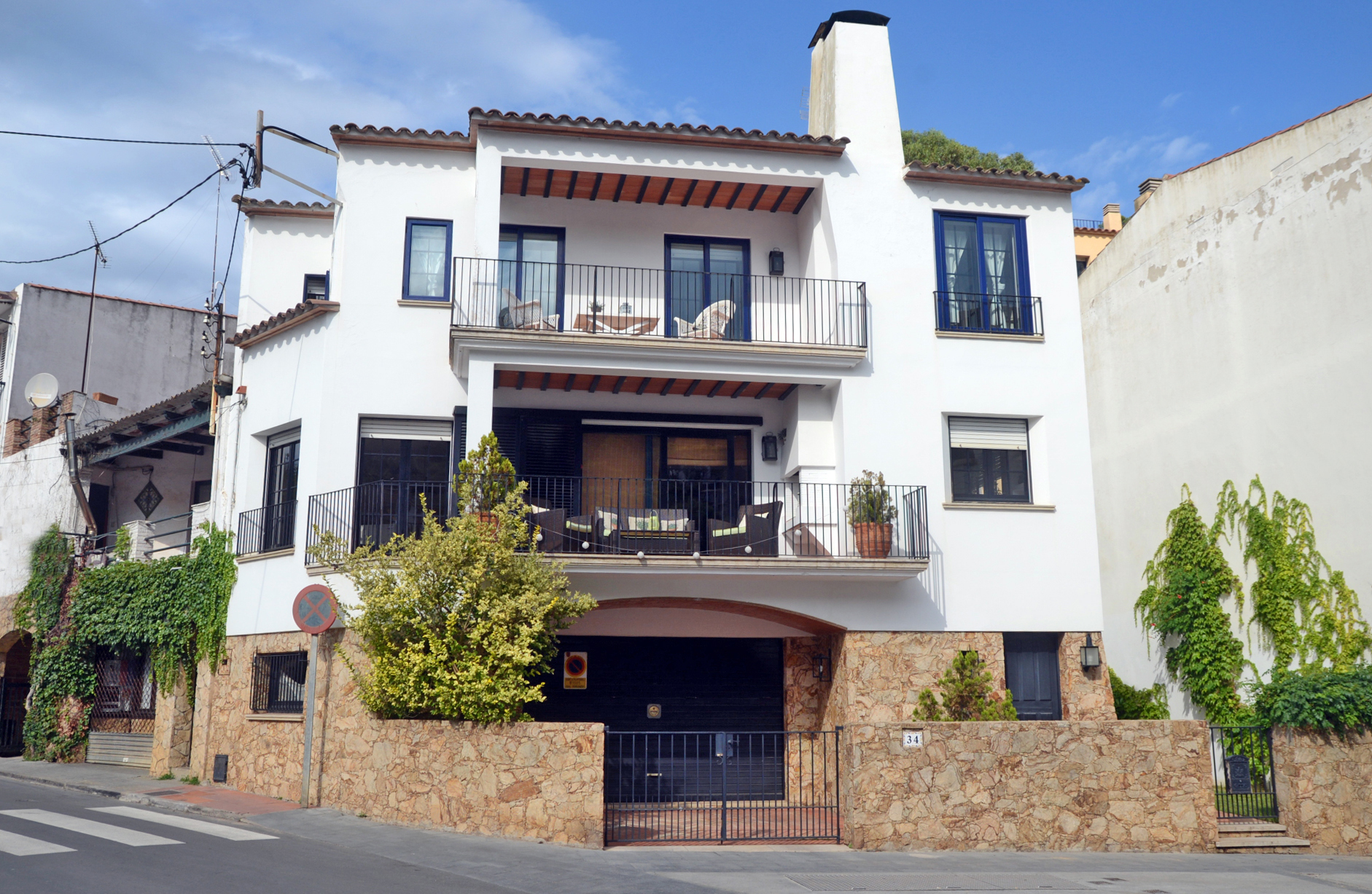 Year rental in Tamariu 50m from the beach