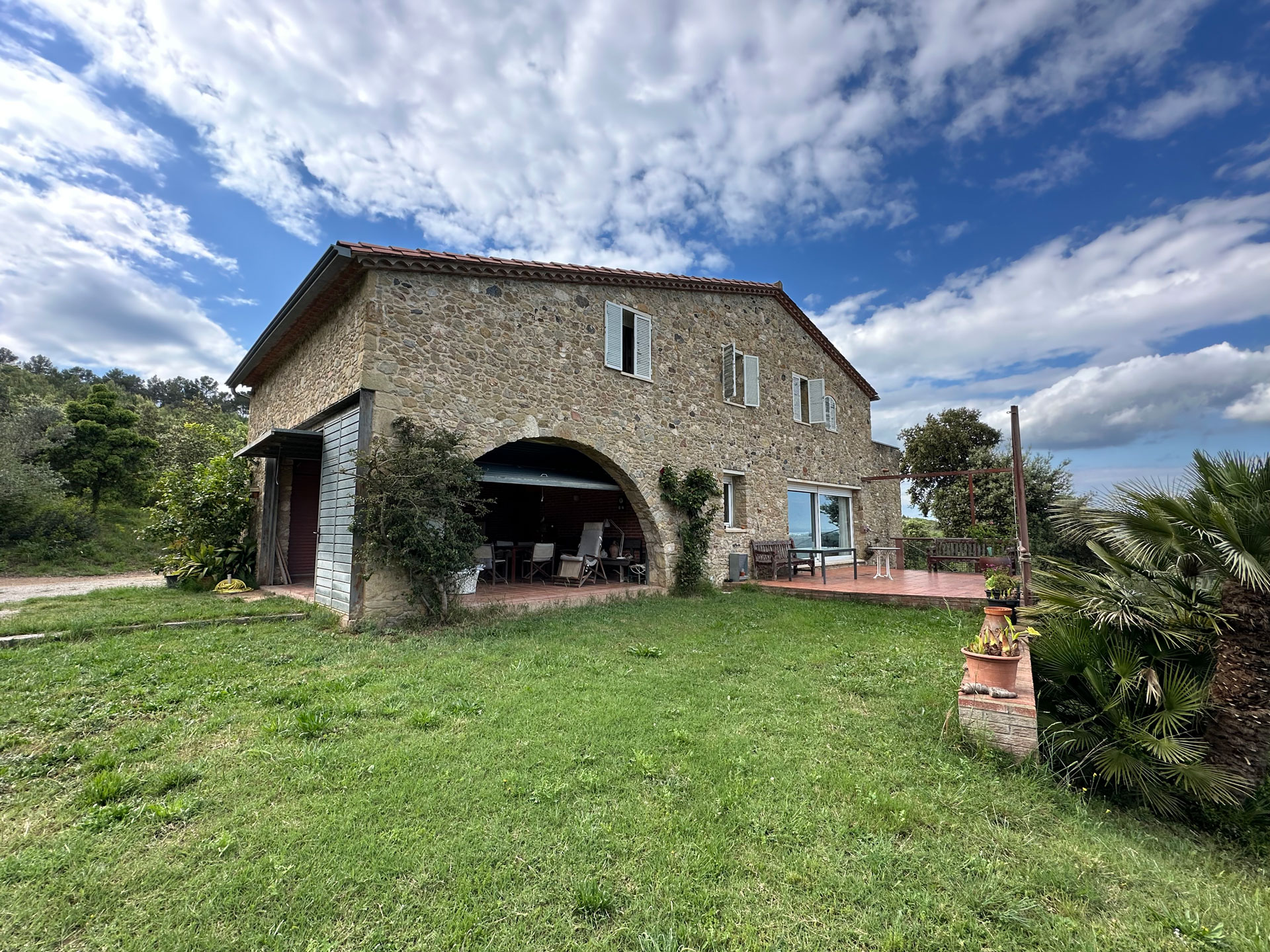 Exclusive estate for sale in Foixà with garden, forest and unique views of Baix Empordà to the Costa Brava